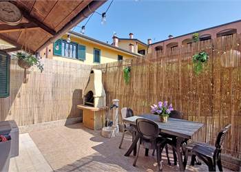 DUE LOCALI CON TAVERNA, GIARDINETTO E TERRAZZI