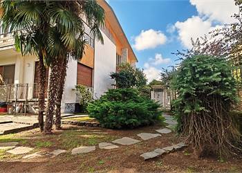 Villa singola con due abitazioni di 4 loc. cadauna