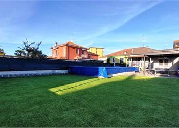 Villa con ampio giardino e box