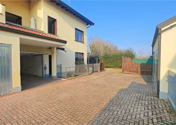 VILLA DI TESTA CON AMPIO GIARDINO E MANSARDA – ALBAIRATE