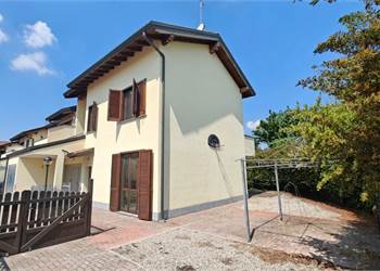 VILLA DI TESTA CON AMPIO GIARDINO E MANSARDA – ALBAIRATE